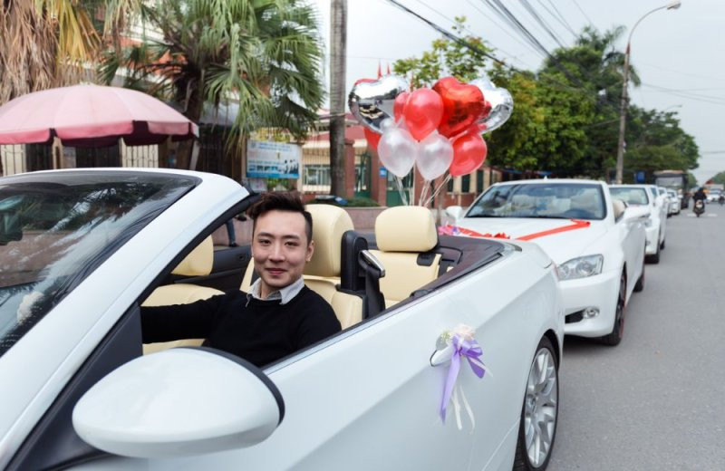 Cách chọn tài xế lái xe cưới hợp phong thủy cô dâu chú rể